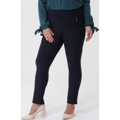 Granatowe Spodnie Daniella. Spodnie damskie Born2be, xl, bez wzorów, z tkaniny, z podwyższonym stanem, długie. Za 49,99 zł.