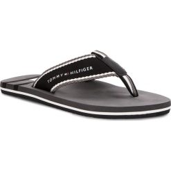 Japonki TOMMY HILFIGER - Corporate Flag Beach Sandal FM0FM01605 Black 990. Czarne klapki męskie TOMMY HILFIGER, bez wzorów, ze skóry. W wyprzedaży za 149,00 zł.