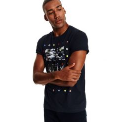 T-shirt z nadrukiem. Niebieskie t-shirty męskie Top Secret, na zimę, xxl, z nadrukiem, z bawełny, bez kołnierzyka, krótkie. W wyprzedaży za 19,99 zł.