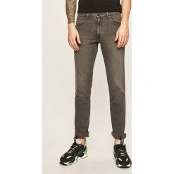 Wrangler - Jeansy. Szare jeansy męskie Wrangler. Za 319,90 zł.