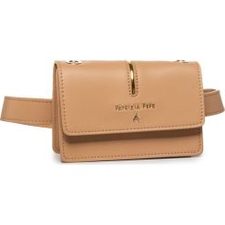 Saszetka nerka PATRIZIA PEPE - 2V9347/A2OI-B685 Pompei Beige. Brązowe nerki damskie Patrizia Pepe, bez wzorów, ze skóry, bez dodatków. W wyprzedaży za 629,00 zł.
