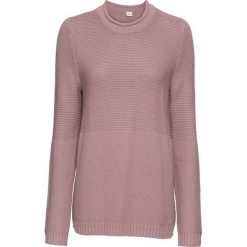 Sweter w strukturalny wzór bonprix różowobrązowy. Różowe swetry damskie bonprix, bez wzorów, bez rękawów, bez kaptura. Za 99,99 zł.