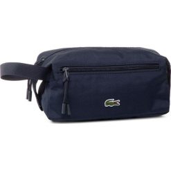 Kosmetyczka LACOSTE - Toilet Kit NH2945NE Peacoat 992. Niebieskie kosmetyczki męskie Lacoste, bez wzorów, z tkaniny. W wyprzedaży za 219,00 zł.