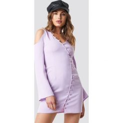 NA-KD Sukienka z guzikami i wycięciami na ramionach - Purple. Fioletowe sukienki damskie NA-KD, bez wzorów, bez kołnierzyka, z długim rękawem, długie, maxi, kopertowe. W wyprzedaży za 60,97 zł.