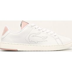 Lacoste - Buty Carnaby Evo. Białe buty sportowe damskie Lacoste, bez wzorów, ze skóry, sportowe. W wyprzedaży za 299,90 zł.
