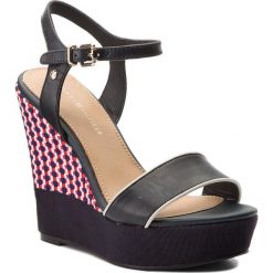 Sandały TOMMY HILFIGER - Corporate Interwoven Wedge FW0FW02243 Tango Red 611. Niebieskie klapki damskie TOMMY HILFIGER, bez wzorów, ze skóry ekologicznej, bez obcasa, na obcasie. W wyprzedaży za 359,00 zł.