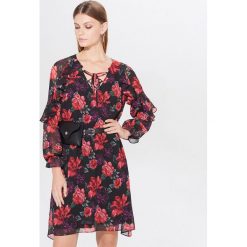 Mini sukienka z falbanami - Czarny. Czarne sukienki damskie Mohito, bez wzorów, bez kołnierzyka, bez rękawów, mini. Za 159,99 zł.