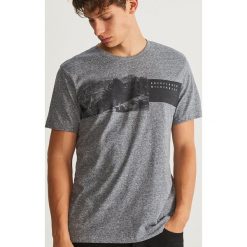 T-shirt z nadrukiem - Granatowy. Niebieskie t-shirty męskie z nadrukiem Reserved, l. Za 39,99 zł.
