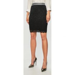Guess Jeans - Spódnica. Czarne spódniczki damskie Guess Jeans, na co dzień, s, w koronkowe wzory, z elastanu, midi, ołówkowe. W wyprzedaży za 229,90 zł.