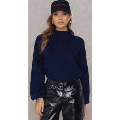 Swetry klasyczne damskie: Qontrast x NA-KD Sweter z dzianiny w prążki – Blue,Navy