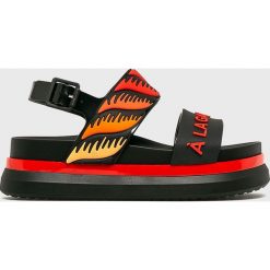 Melissa - Sandały Cosmic Sandal II + A La Garconne. Czarne klapki damskie Melissa, bez wzorów, z gumy, bez obcasa, na obcasie. Za 549,90 zł.