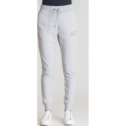 Szare spodnie dresowe Armani Exchange - Szary. Szare spodnie damskie s, z dresówki. Za 194,50 zł.