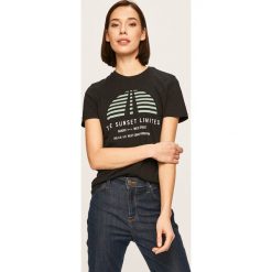 Lee - T-shirt. Czarne bluzki damskie Lee, s, z nadrukiem, z bawełny, z okrągłym kołnierzem. W wyprzedaży za 99,90 zł.