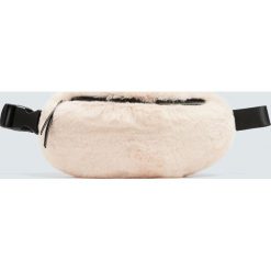 Kremowa torebka nerka ze sztucznego futerka. Białe nerki damskie Pull&Bear, bez wzorów, bez dodatków. Za 89,90 zł.