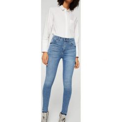 Mango - Jeansy Soho. Niebieskie jeansy damskie marki Mango, z aplikacjami, z elastanu, z podwyższonym stanem. W wyprzedaży za 99,90 zł.