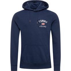 Bluza Tommy Jeans Tjm Graphic DM0DM07033. Niebieskie bluzy męskie Tommy Jeans, m, bez wzorów, z elastanu, bez kołnierzyka, bez rękawów, bez kaptura. W wyprzedaży za 229,00 zł.