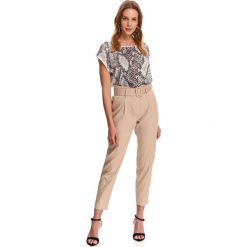 Bluzka z łączonych materiałów w zwięrzęcy nadruk. Białe bluzki damskie Top Secret, z nadrukiem, z materiału, eleganckie, bez kołnierzyka, z krótkim rękawem. W wyprzedaży za 39,99 zł.