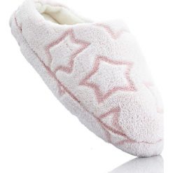 Kapcie "Gwiazdy" bonprix jasnoszaro-jasnoróżowy wzorzysty. Kapcie damskie bonprix. Za 37,99 zł.