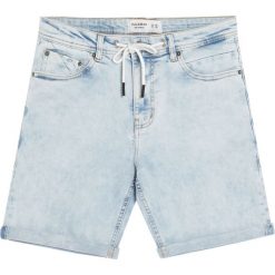 Jasne jeansowe bermudy skinny fit. Szare spodenki i szorty męskie Pull&Bear, m, bez wzorów, z jeansu. Za 89,90 zł.