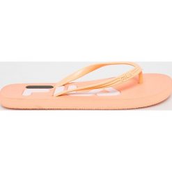 Fila - Japonki. Pomarańczowe klapki damskie Fila, bez wzorów, z materiału, bez obcasa. W wyprzedaży za 29,90 zł.