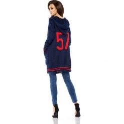 Luźny casualowy sweter narzutka granatowa JULIA. Swetry damskie Lemoniade, uniwersalny, bez wzorów, z długim rękawem. Za 159,90 zł.