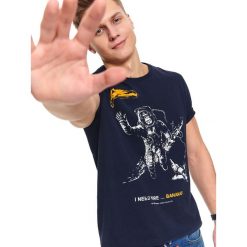 T-shirt z nadrukiem. Niebieskie t-shirty męskie Top Secret, na wiosnę, m, z nadrukiem, z bawełny, klasyczne, z klasycznym kołnierzykiem, krótkie. Za 29,99 zł.