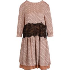 Sukienka koktajlowa TwinSet 192TP258C. Różowe sukienki damskie Twinset, bez wzorów, z wiskozy, wizytowe, bez kołnierzyka, bez rękawów. W wyprzedaży za 509,00 zł.