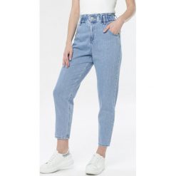 Niebieskie Jeansy Mom FIt Peisileora. Niebieskie jeansy damskie Born2be, bez wzorów, z jeansu, z podwyższonym stanem. Za 149,99 zł.