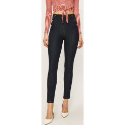 Guess Jeans - Jeansy Ultra Curve. Niebieskie rurki damskie Guess Jeans, z aplikacjami, z bawełny, z podwyższonym stanem. W wyprzedaży za 449,90 zł.