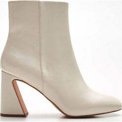 Botki na obcasie z eco skóry - Kremowy. Białe botki damskie Cropp, ze skóry, bez obcasa, na obcasie, bez zapięcia. Za 139,99 zł.