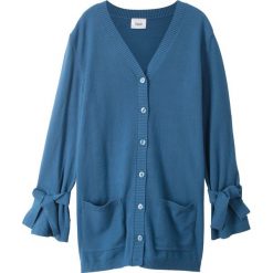 Kardigan bonprix jasny indygo. Niebieskie swetry dziewczęce bonprix, bez wzorów, z dzianiny, z dekoltem w serek, z długim rękawem, długie, bez kaptura. Za 27,99 zł.