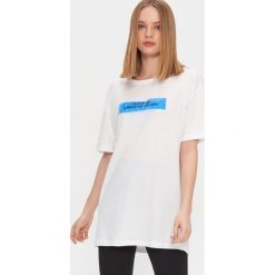 T-shirt oversize z napisem - Biały. Białe t-shirty damskie House, s, z napisami, bez kołnierzyka. W wyprzedaży za 19,99 zł.