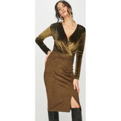 Answear - Bluzka. Zielone bluzki damskie ANSWEAR, na co dzień, s, z haftami, z poliesteru, casualowe, bez kołnierzyka, bez rękawów. W wyprzedaży za 34,90 zł.