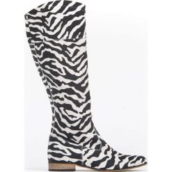 Wsuwane kozaki na niskim obcasie - skóra naturalna - model 125 - kolor zebra. Szare kozaki damskie Zapato, na lato, z jeansu, eleganckie, na wysokim obcasie, na płaskiej podeszwie, bez zapięcia. W wyprzedaży za 342,30 zł.