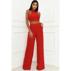 Kombinezon DENIKA RED. Czerwone kombinezony damskie Kombinezon DENIKA RED, s, bez wzorów, bez kołnierzyka, bez rękawów. W wyprzedaży za 109,00 zł.