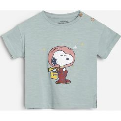 T-shirt ze Snoopiem -. T-shirty męskie Reserved, bez wzorów, bez kołnierzyka. Za 29,99 zł.