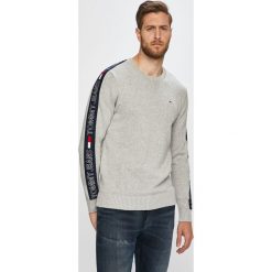 Tommy Jeans - Sweter. Szare swetry męskie Tommy Jeans, xxl, bez wzorów, z bawełny, z okrągłym kołnierzem, bez kaptura. W wyprzedaży za 239,90 zł.