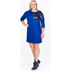 Sukienka o sportowym kroju z lampasem po bokach i na ramionach oraz a'la skórkową wstawką niebieski. Niebieskie sukienki damskie N/A, plus size, bez wzorów, z poliesteru, sportowe, bez kołnierzyka, plus size, bez rękawów, sportowe. Za 150,99 zł.