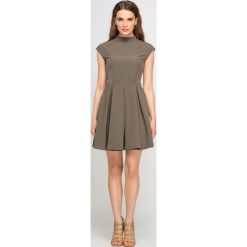 Khaki Sukienka Wizytowa na Stójce z Kontrafałdami. Brązowe sukienki dziewczęce marki Molly.pl, na lato, bez wzorów, z tkaniny, eleganckie, bez rękawów, mini, rozkloszowane. Za 159,90 zł.