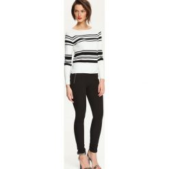 SWETER DŁUGI RĘKAW DAMSKI KLASYCZNY. Białe swetry damskie Top Secret, w paski, z dzianiny, eleganckie, z długim rękawem, długie, bez kaptura. W wyprzedaży za 49,99 zł.