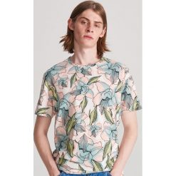 T-shirt w kwiaty - Kremowy. Białe t-shirty męskie Reserved, s, w kwiaty, bez kołnierzyka. Za 49,99 zł.