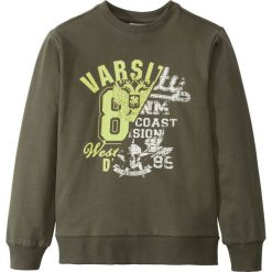 Bluza z modnym nadrukiem bonprix ciemnooliwkowy z nadrukiem. Zielone bluzy męskie z nadrukiem marki bonprix, m. Za 52,99 zł.