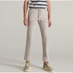Chinosy slim fit w paski - Beżowy. Brązowe spodnie męskie marki Reserved, m, w paski. Za 129,99 zł.