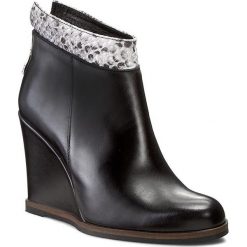 Botki CARINII - B3068 Classic Nero/Crotalo Vero Opalo Roccia. Czarne botki damskie skórzane Carinii. W wyprzedaży za 199,00 zł.
