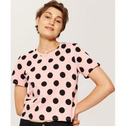 T-shirty damskie: T-shirt w groszki – Różowy