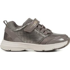 Sneakersy "Hoshiko" w kolorze szarym. Szare trampki dziewczęce geox kids, bez wzorów, z gumy, bez zapięcia. W wyprzedaży za 119,95 zł.