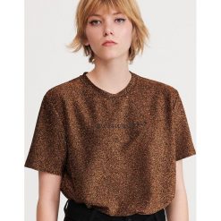 T-shirt z brokatową nitką - Złoty. Żółte t-shirty damskie Reserved, s, bez wzorów, bez kołnierzyka. Za 49,99 zł.
