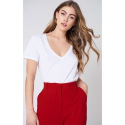 NA-KD Basic T-shirt z dekoltem V - White. Białe t-shirty damskie NA-KD Basic, z bawełny. Za 52,95 zł.