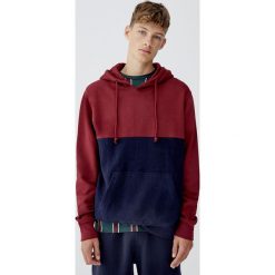 Bluza z kapturem i panelami. Czerwone bluzy męskie Pull&Bear, m, bez wzorów, z kapturem, bez rękawów, z kapturem. Za 89,90 zł.