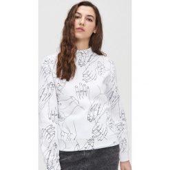 Bluza oversize z nadrukiem - Biały. Białe bluzy damskie Cropp, s, z nadrukiem, bez rękawów, bez kaptura. W wyprzedaży za 49,99 zł.